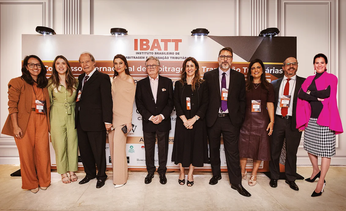 Diretoria do IBATT reunida diante do painel do Instituto em congresso de arbitragem e transação tributárias